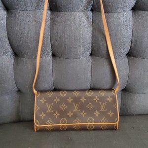 Preowned Pochette LV Twin GM Monogram Clutch